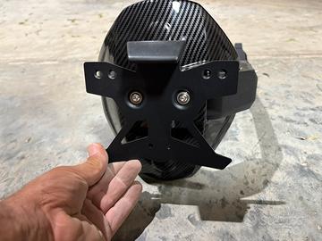 Porta targa laterale in carbonio con luce targa