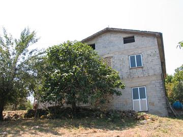 Terreno con casa da ristrutturare