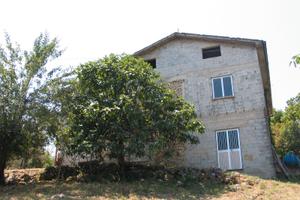 Terreno con casa da ristrutturare