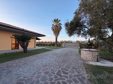 Casa singola con giardino e garage