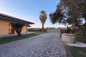 Casa singola con giardino e garage