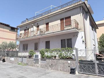 Appartamento di 220 m² con più di 5 locali e box a