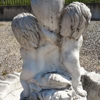 Fontana in marmo - due putti con pesce