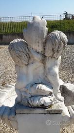 Fontana in marmo - due putti con pesce