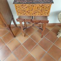 Tavolino intagliato in legno vintage
