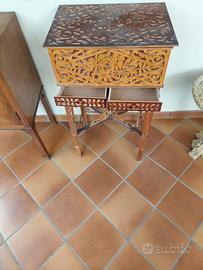 Tavolino intagliato in legno vintage