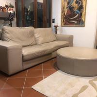 Divano in pelle con puff