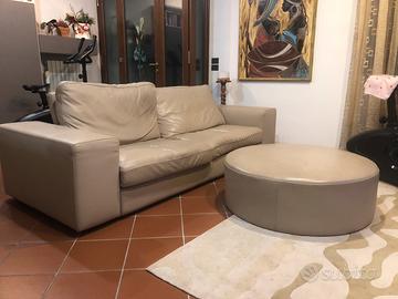 Divano in pelle con puff