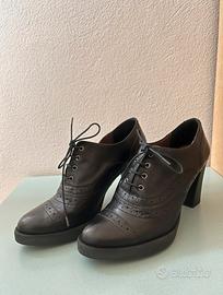 Scarpe francesine nere con tacco e lacci