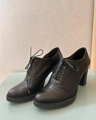 Scarpe francesine nere con tacco e lacci