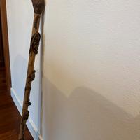 bastone da passeggio in legno intagliato a mano