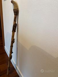bastone da passeggio in legno intagliato a mano