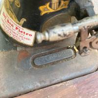 Macchina da cucire Singer storica.