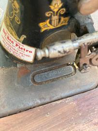 Macchina da cucire Singer storica.