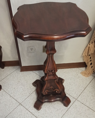 Tavolino rialzato a colonna