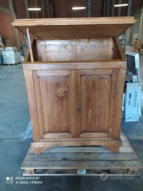 mobile madia antico con ante