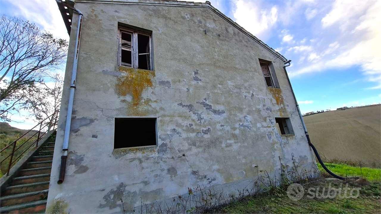 RUSTICO IMMERSO NEL VERDE con TERRENO - Vista 5
