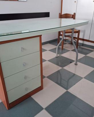 Scrivania con piano in vetro e libreria
