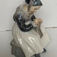 Royal Copenhagen, statuina in porc.,la cucitrice