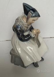 Royal Copenhagen, statuina in porc.,la cucitrice