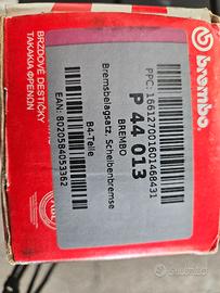set di pastiglie freno P 44 013
