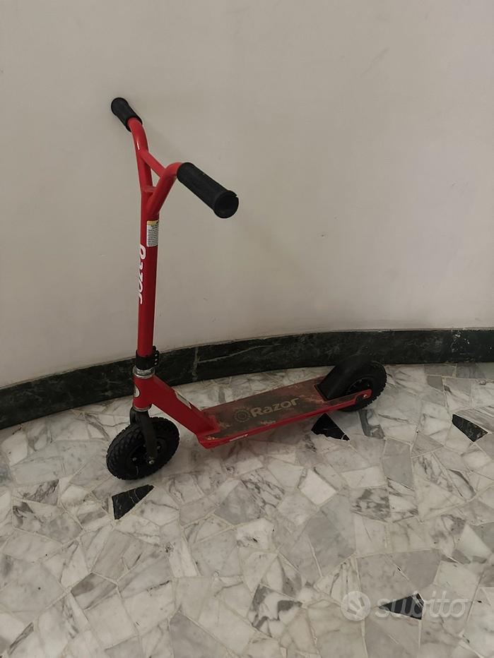 Monopattino razor Sports e attrezzatura sportiva usata