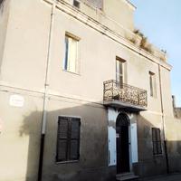 Palazzina al centro, Tissi
