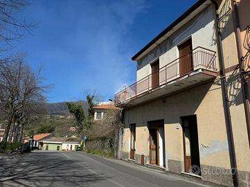 CASA INDIPENDENTE A ZAFFERANA ETNEA