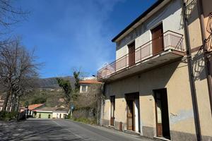 CASA INDIPENDENTE A ZAFFERANA ETNEA