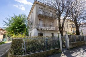 Casa Trifamiliare immersa nel verde e vicina ai se