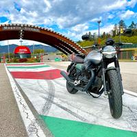 Moto Guzzi V7 Stone Centenario
