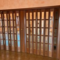 Porta a soffietto in legno con vetri molati