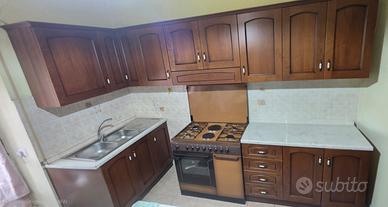 Cucina classica in legno con tavolo e sedie