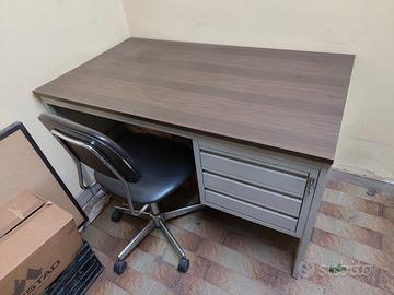 Scrivania con sedia