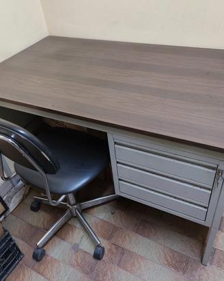 Scrivania con sedia