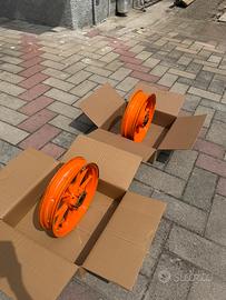 2 Cerchioni KTM Duke 125 2021 – Arancione Chiaro