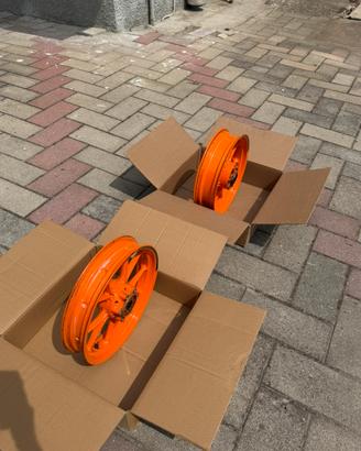 2 Cerchioni KTM Duke 125 2021 – Arancione Chiaro