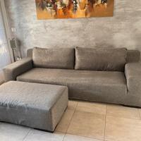 Divano moderno con pouf