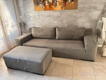 Divano moderno con pouf