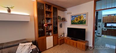 vetrina e cassettiera ad angolo