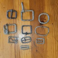 Lotto di 10 fibbie da scavo vintage militari e non