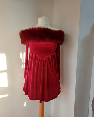 vestito rosso con finta pelliccia