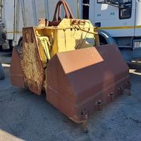 Benna bivalve elettroidraulica per gru a ponte