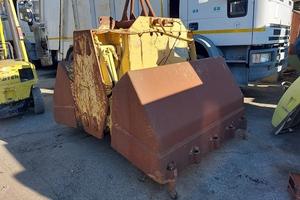 Benna bivalve elettroidraulica per gru a ponte