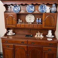 Tavolo e credenza con piattaia