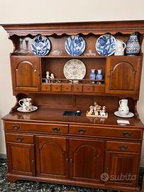 Tavolo e credenza con piattaia