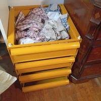 cassettiera comodino Kartell giallo 