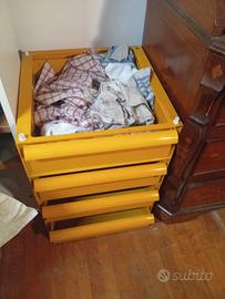 cassettiera comodino Kartell giallo 