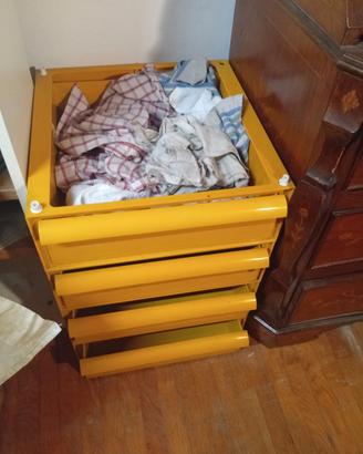 cassettiera comodino Kartell giallo 