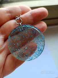 Portachiavi artigianale in resina con glitter blu